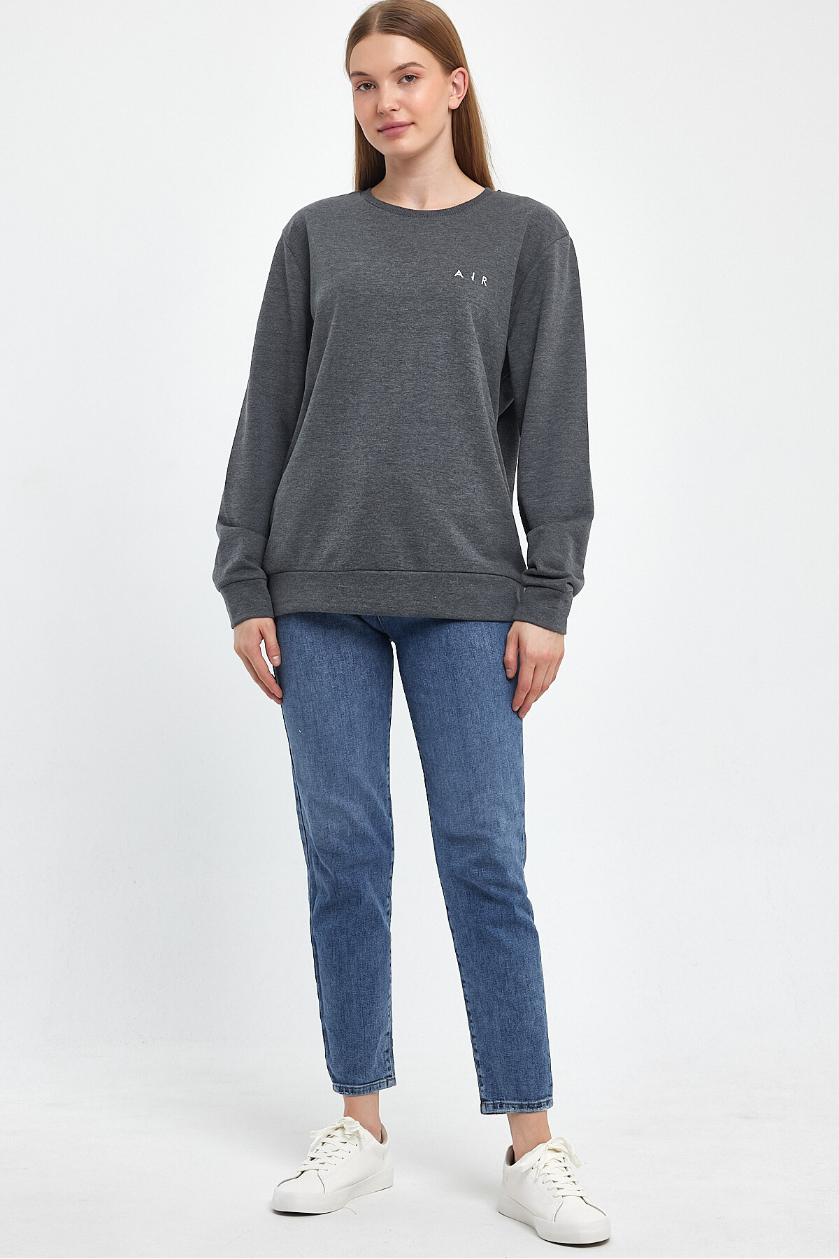 Kadın Bisiklet Yaka Rahat Kalıp 3 iplik Kalın AR Nakışlı Sweatshirt SPR24SWK33