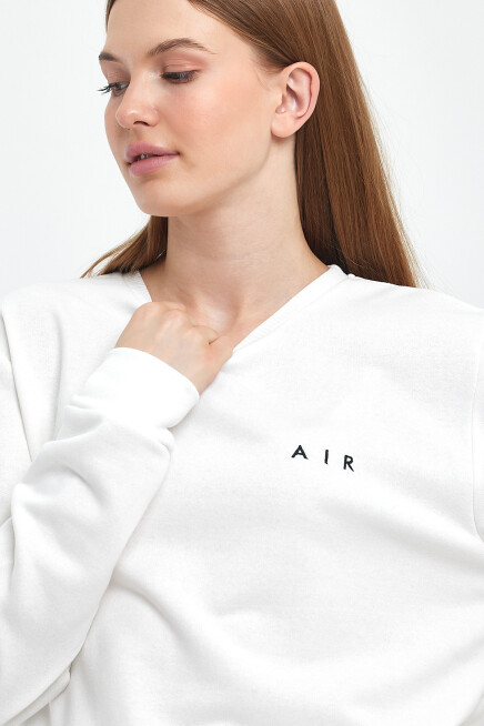 Kadın Bisiklet Yaka Rahat Kalıp 3 iplik Kalın AR Nakışlı Sweatshirt SPR24SWK33