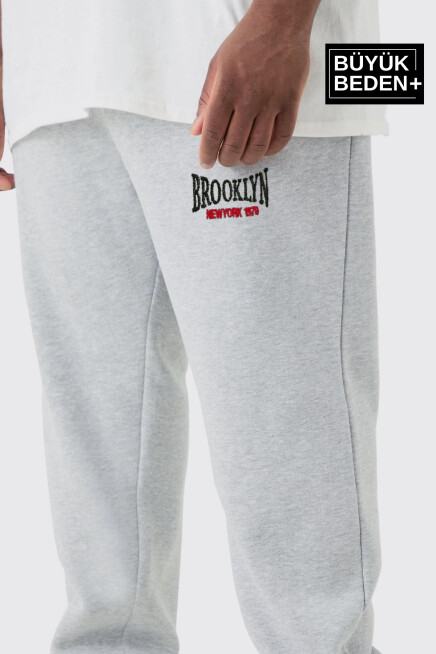 Büyük Beden Paça Lastikli Buyuk Brooklyn Baskılı İnce Eşofman Altı  SPR24BEA49