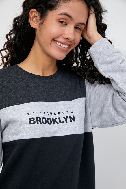 Bisiklet Yaka Önü Garnili Sweat Brooklyn Baskılı Sweat SPR22SWK136