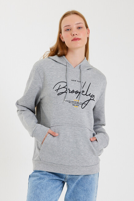 Kadın Kapşonlu  Oversize Fit El Yazılı Brooklyn Baskılı İnce Sweatshirt SPR23SWk361