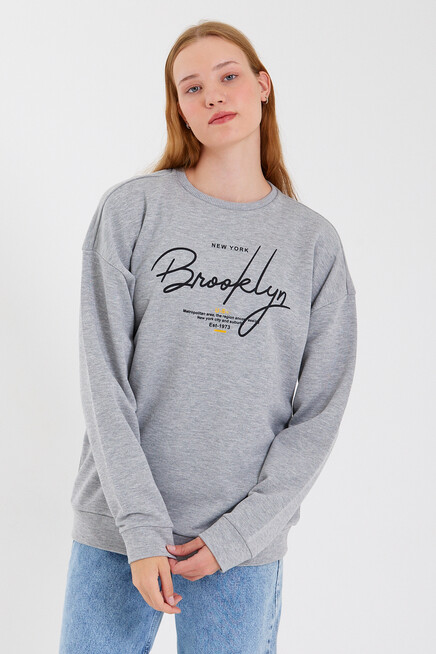 Süperlife Kadın Bisiklet Yaka Oversize Fit El Yazılı Brooklyn İnce Sweatshirt SPR23SWK331