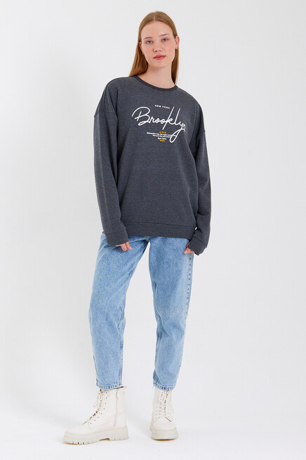 Süperlife Kadın Bisiklet Yaka Oversize Fit El Yazılı Brooklyn İnce Sweatshirt SPR23SWK331