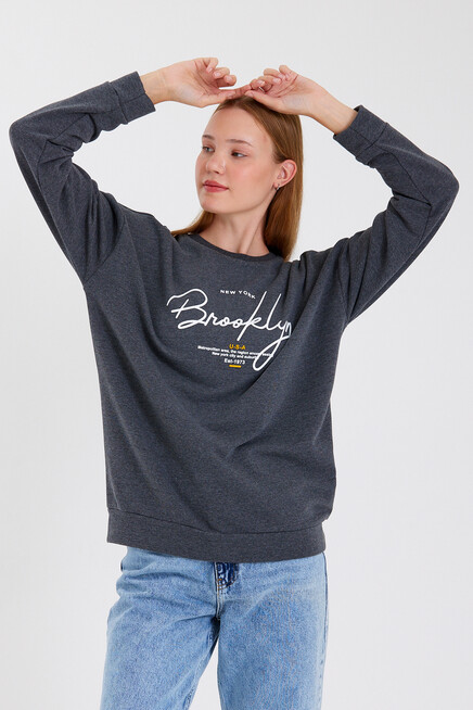 Süperlife Kadın Bisiklet Yaka Oversize Fit El Yazılı Brooklyn İnce Sweatshirt SPR23SWK331