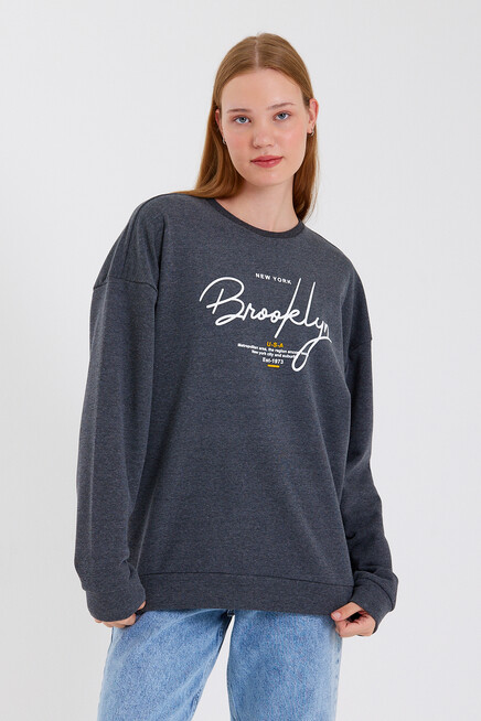 Süperlife Kadın Bisiklet Yaka Oversize Fit El Yazılı Brooklyn İnce Sweatshirt SPR23SWK331