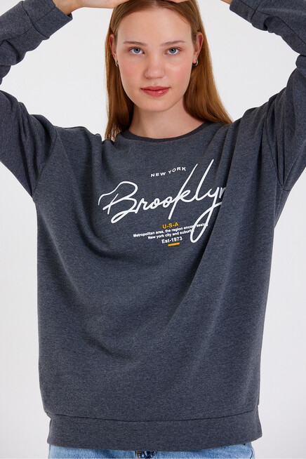 Süperlife Kadın Bisiklet Yaka Oversize Fit El Yazılı Brooklyn İnce Sweatshirt SPR23SWK331