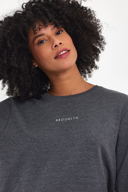 Süperlife Kadın Bisiklet Yaka Rahat Kalıp 3 iplik Kalın Orta Brooklyn Nakışlı Sweatshirt SPR24SWk34