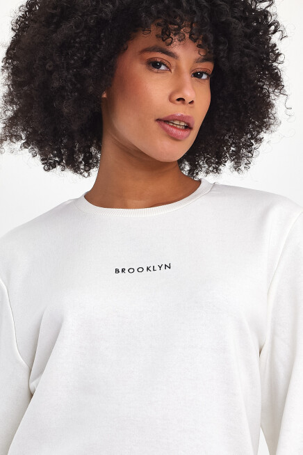 Süperlife Kadın Bisiklet Yaka Rahat Kalıp 3 iplik Kalın Orta Brooklyn Nakışlı Sweatshirt SPR24SWk34