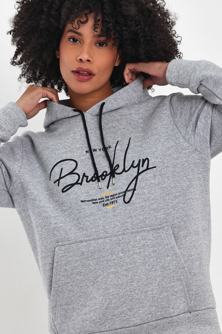 Süperlife Kadın Kapşonlu Rahat Kalıp İçi Polarlı 3 iplik El Yazılı Brooklyn Baskılı SweatShırt spr24swk16